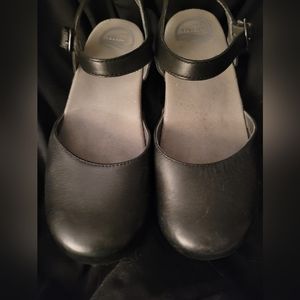 Dansko shoes, size 40 equivalent to size 9. Barely worn.